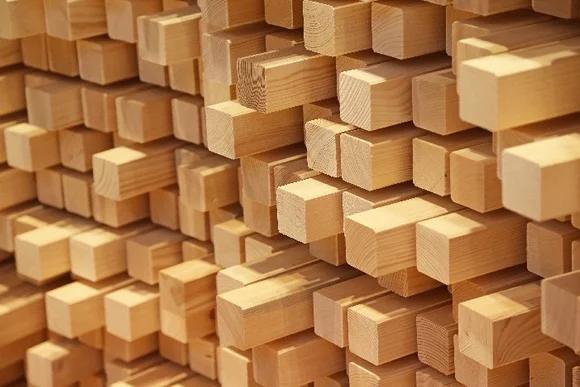 Stapel von Kanthölzern aus hellem Holz